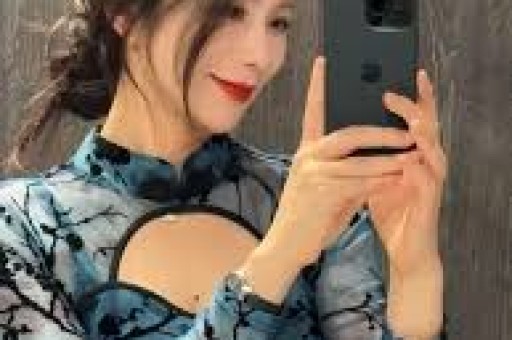女大学生深夜得知母亲去世向同校70万粉丝博主求助后获助